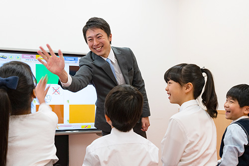 お子さまや保護者様とコミュニケーションを取りやすい日本人教師が指導します。