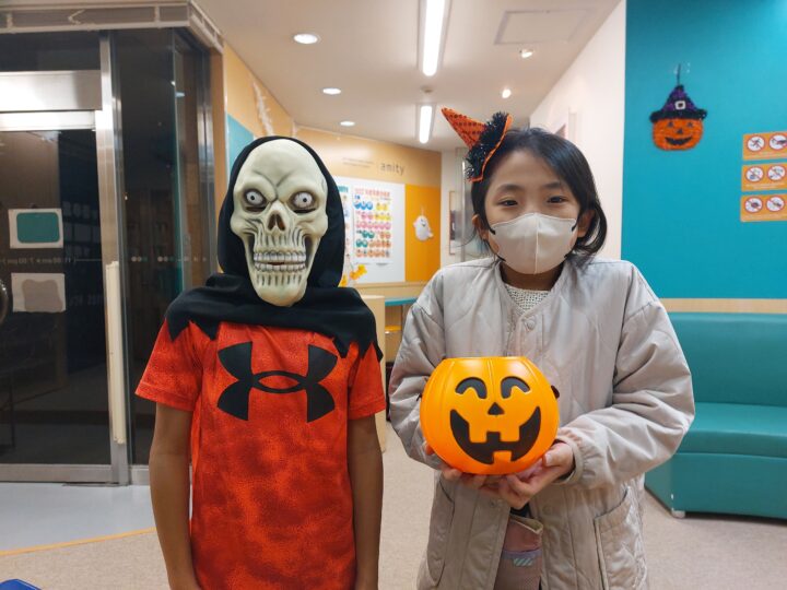 マスクの下ではスマイルしています🎃上北沢校のこども英語・英会話教室アミティー