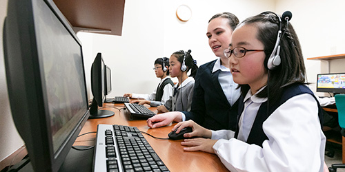 インターネットで情報を検索したり、英語のメール交換にも挑戦。